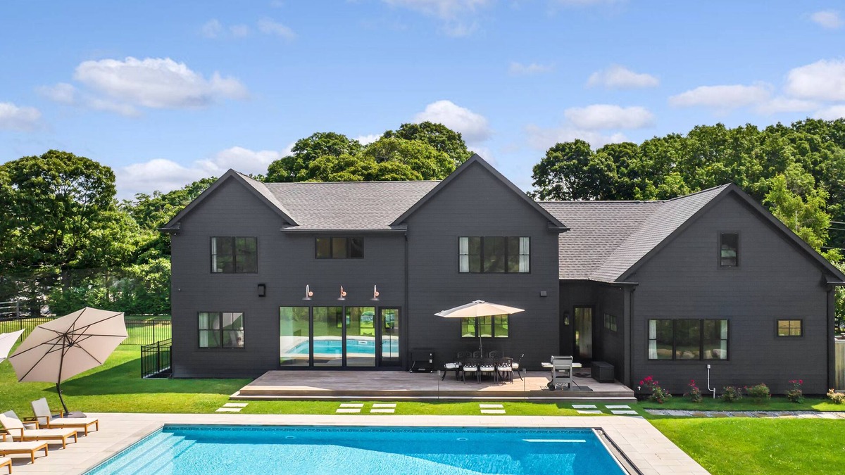 Mattituck House | Newly built modern country home in North Fork