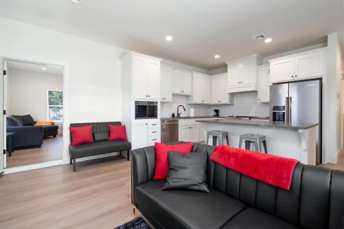 Tulsa House | Newly Built Modern Getaway on Private Acreage!