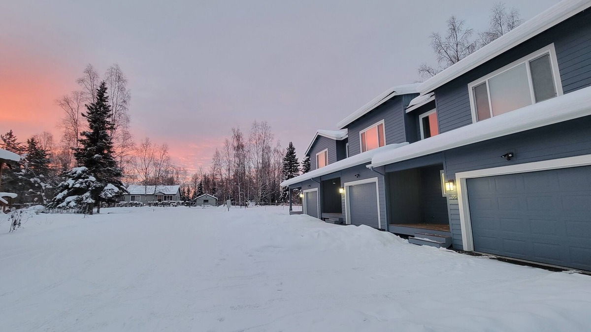 Taku - Campbell House | NEWLY BUILT TOWNHOME W/2 BEDROOM & HEATED GARAGE