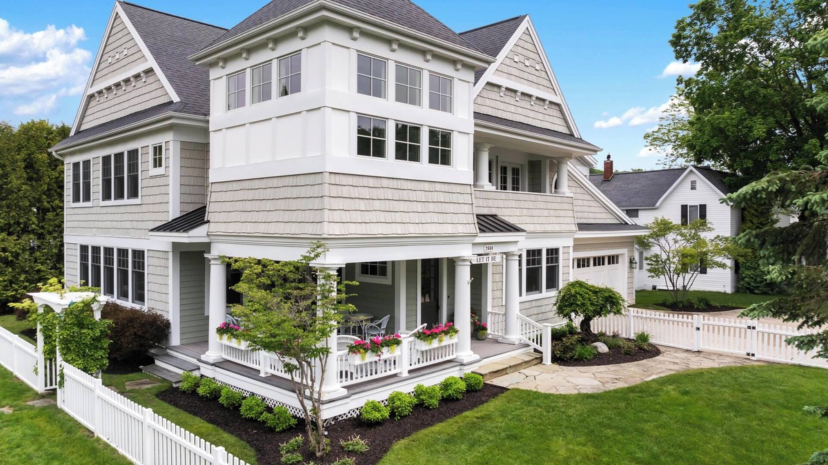 Wequetonsing House | Newly decorated Wequetonsing Home - Walking distance to downtown.