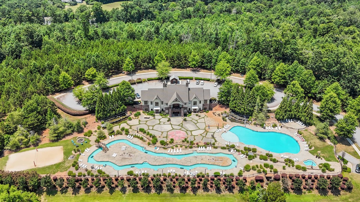 Seneca Condo | NEWLY FURNISHED 4BR/4BA condo 8 mins from Memorial Stadium 15 mins from Clemson!