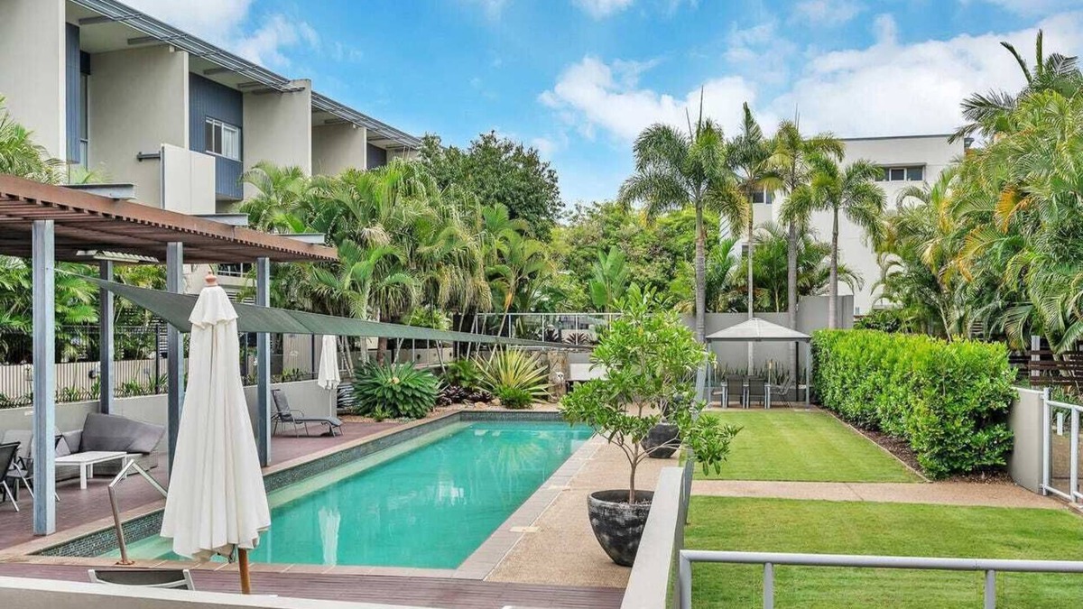 Bulimba Apartment | NEWLY FURNISHED APARTMENT/3BEDROOM with 4BEDS, LARGE POOL, BACK DECK & GARDEN.
