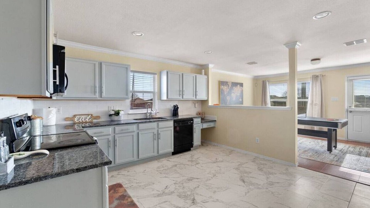 Southeast Arlington House | Newly Furnished Family Home With Gameroom