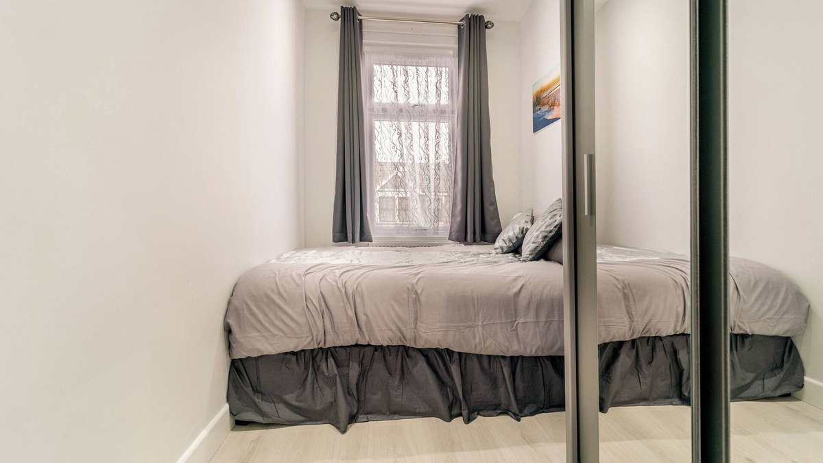 Newbury Apartment | Newly Refurbished 2 Bedroom Flat Near Train Station in Seven Kings/london