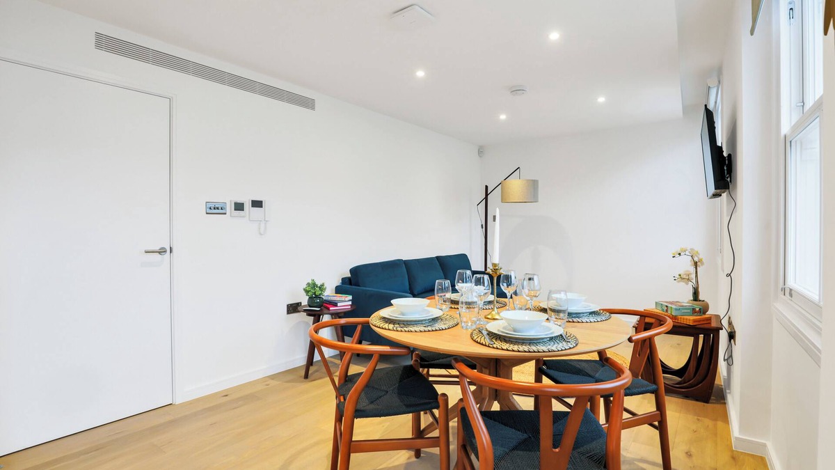 Royal Borough of Kensington and Chelsea Apartment | Newly refurbished 2-bedroom, 2-bathroom Kensington