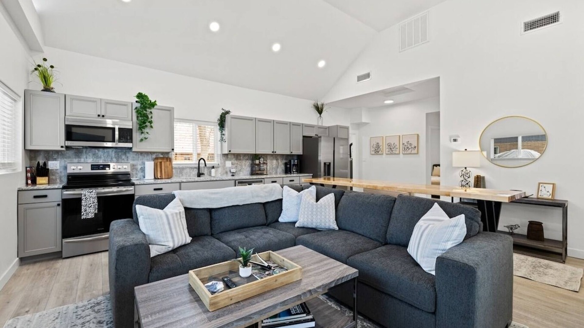 Veterans Park House | Newly Remodeled- 2 Bedroom- Large Yard