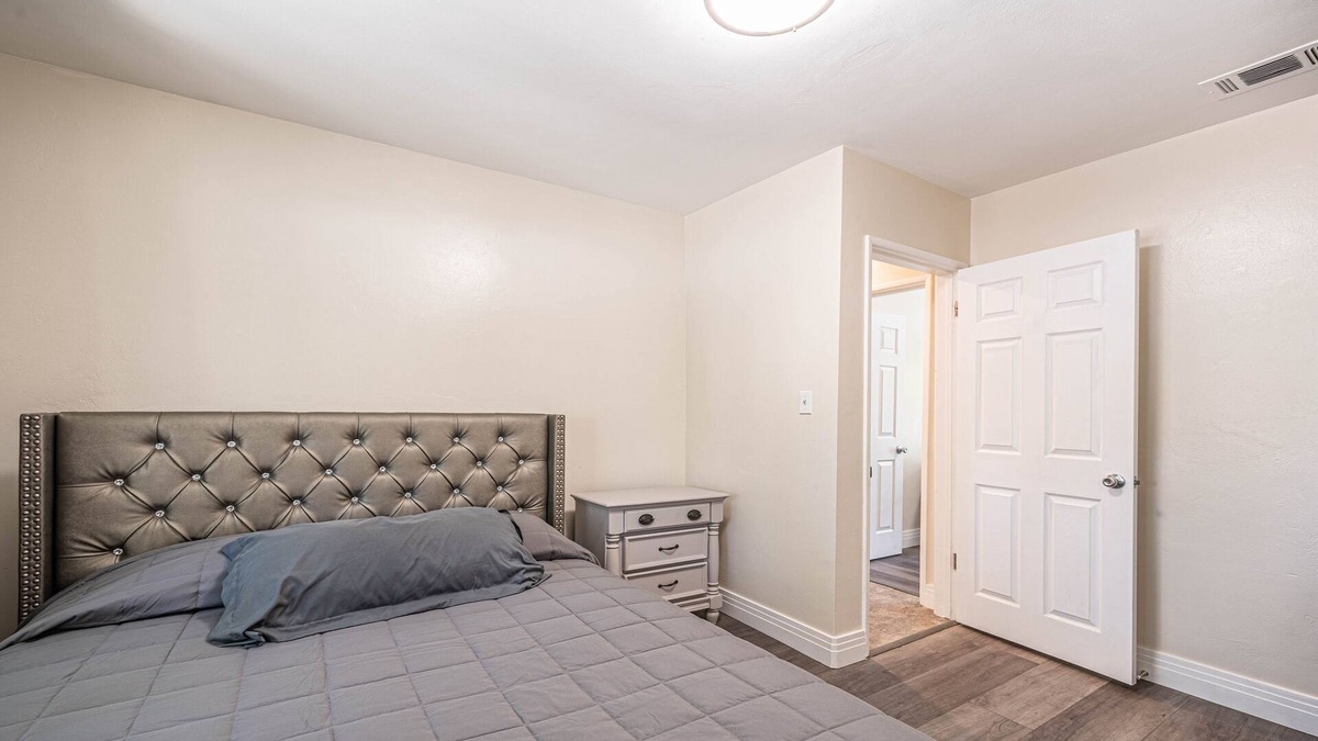Riverside Apartment | Newly Remodeled 2bedroom Apartment by the Riverside Plaza