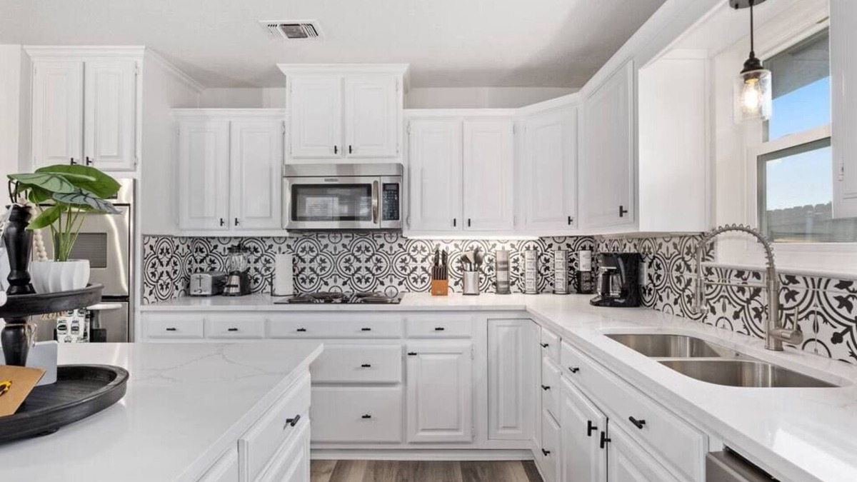 Allen House | Newly remodeled 5BR 3BA w/pool 16 ppl