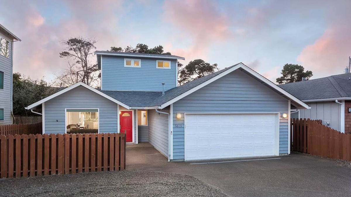 Roads End House | Newly Remodeled, Cozy, modern, partial ocean views and free WiFi
