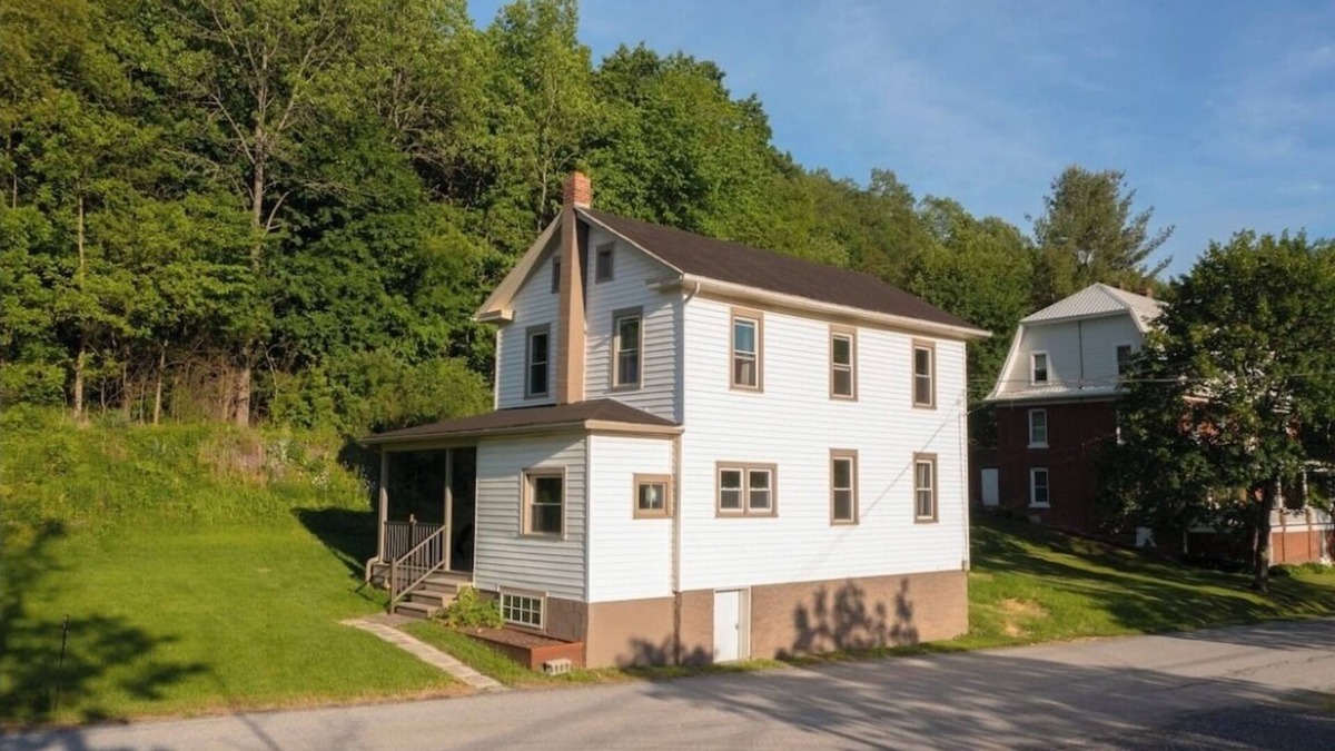 Entriken House | Newly remodeled, family-style home by the lake