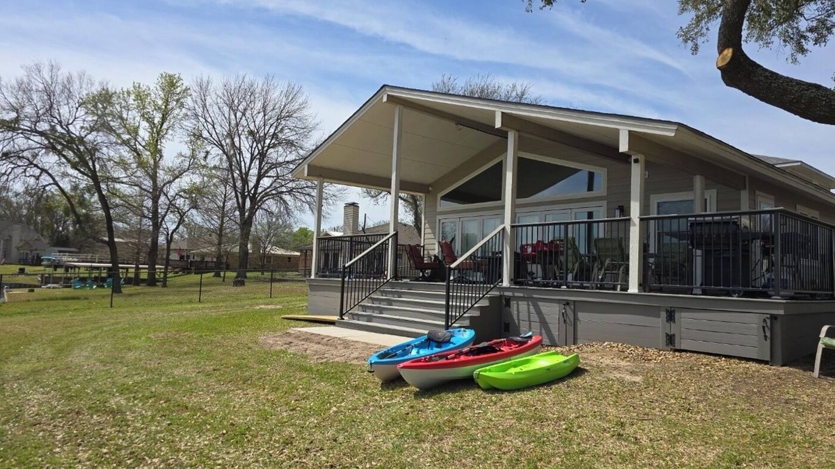 Tool House | Newly remodeled family friendly lakefront retreat