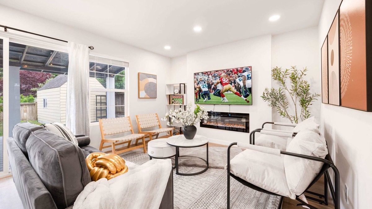 Renton House | Newly Remodeled Hilltop 4B 2.5B Retreat with Gym