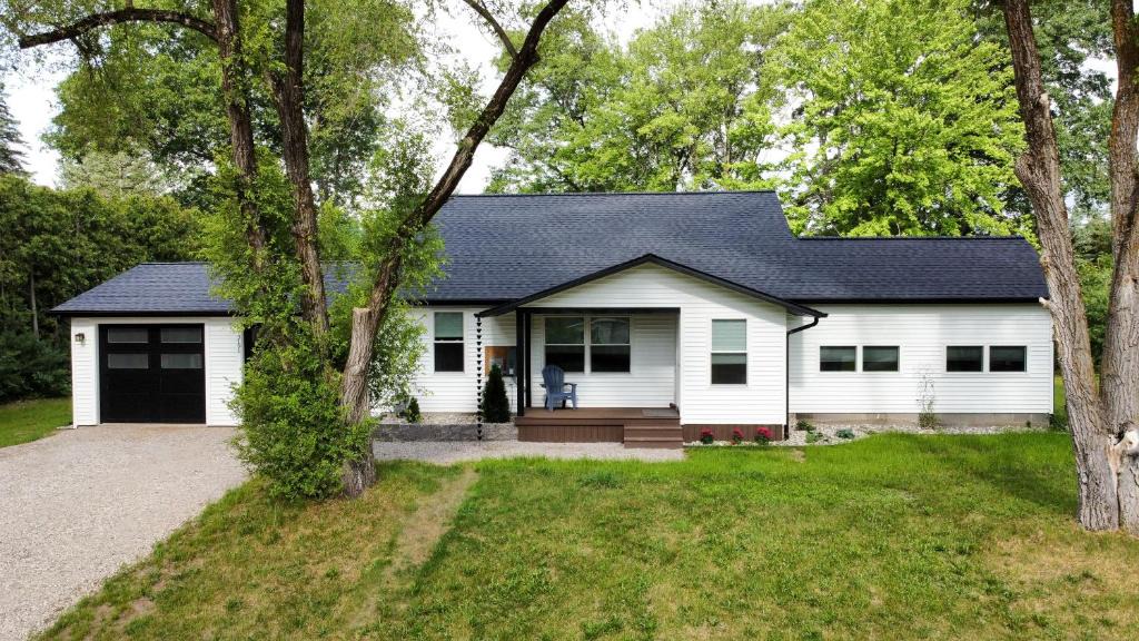 Traverse City House | ✵ Newly Remodeled Lovely 4BDR Retreat ➠ 3191