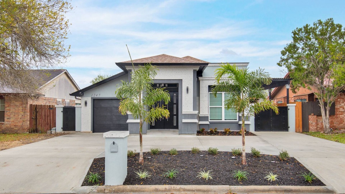 Brownsville House | Newly Remodeled Modern Great Location 4BR 7 Beds Close to Many Attractions