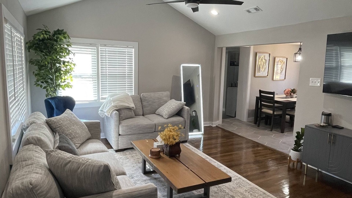 Mission House | Newly remodeled, private house/NEW JACUZZI-mins from highway