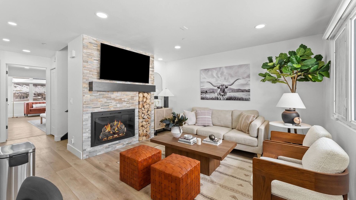 Gorgosa Condo | Newly remodeled, super location, views, walk to transit cen., chef's kitchen