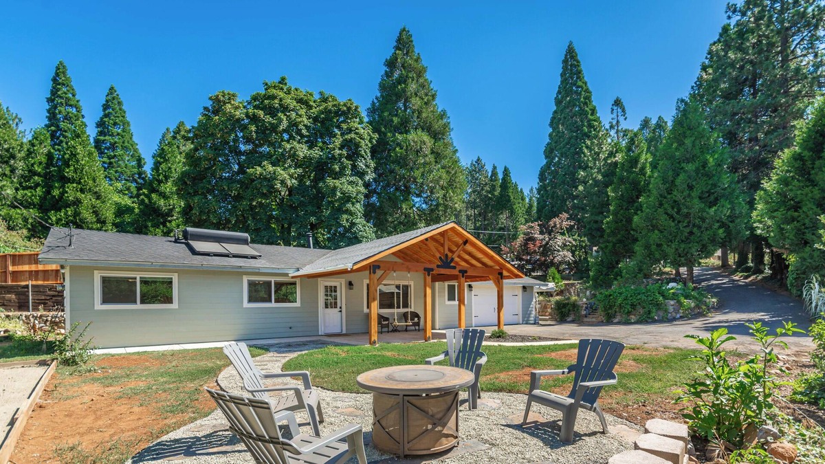 Apple Hill House | Newly Remodled home walking distance to APPLE HILL + SAUNA