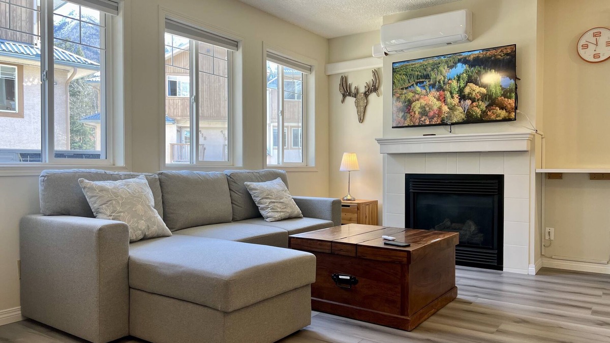 Harvie Heights House | Newly Reno 2 Story Townhouse, Split A/C, 8 guests