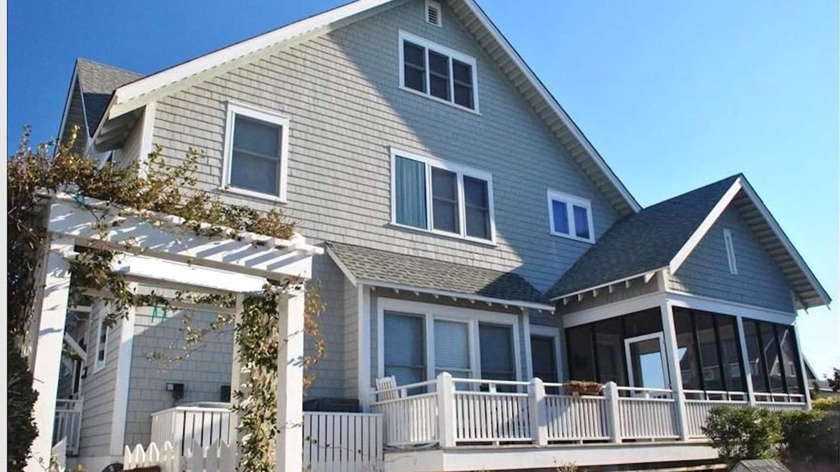 Flora's Bluff House | NEWLY RENOVATED! Welcome to Surf's Up! OCEANFRONT, Sleeps 10.