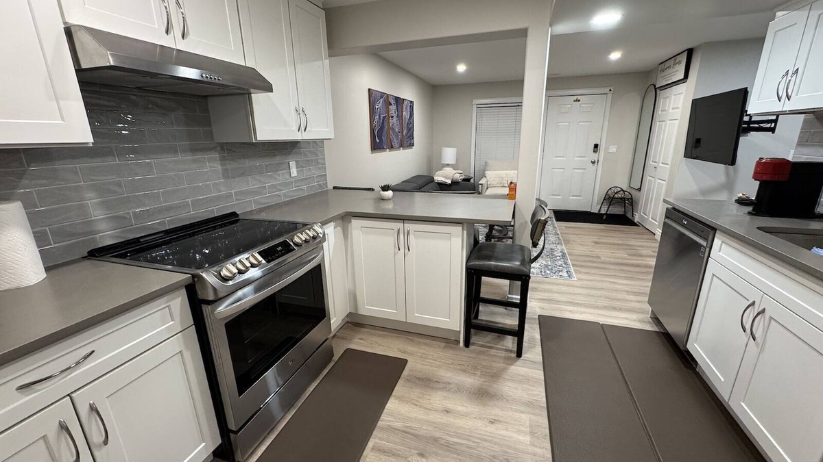 Montgomery House | Newly Renovated 2 Bed + 1 Bath