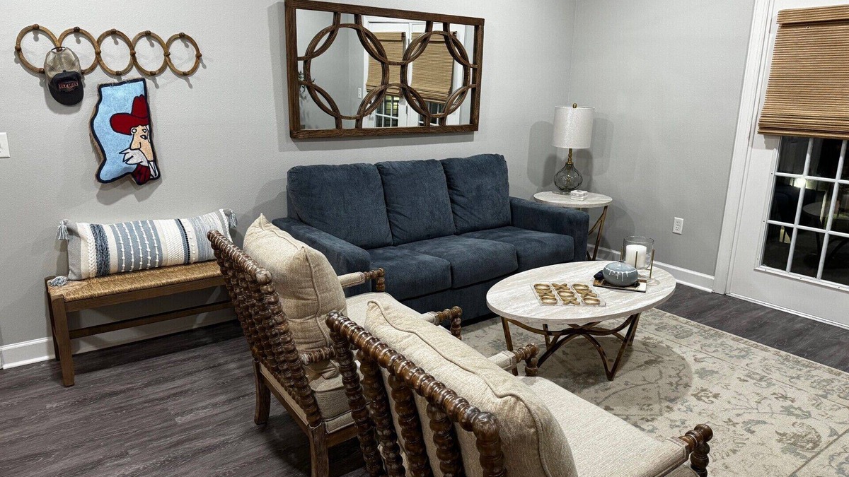 Oxford Condo | Newly renovated 2 bedroom 2 bathroom condo in Oxford with WiFi