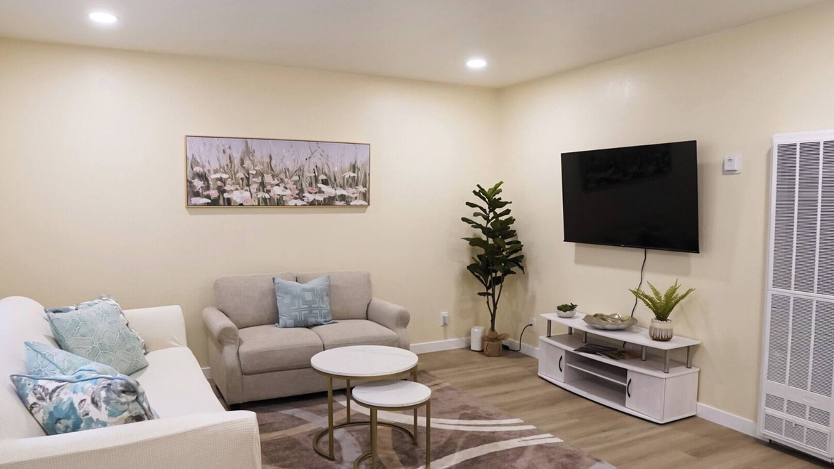 Lafayette Apartment | Newly renovated 2B/1b in Downtown
