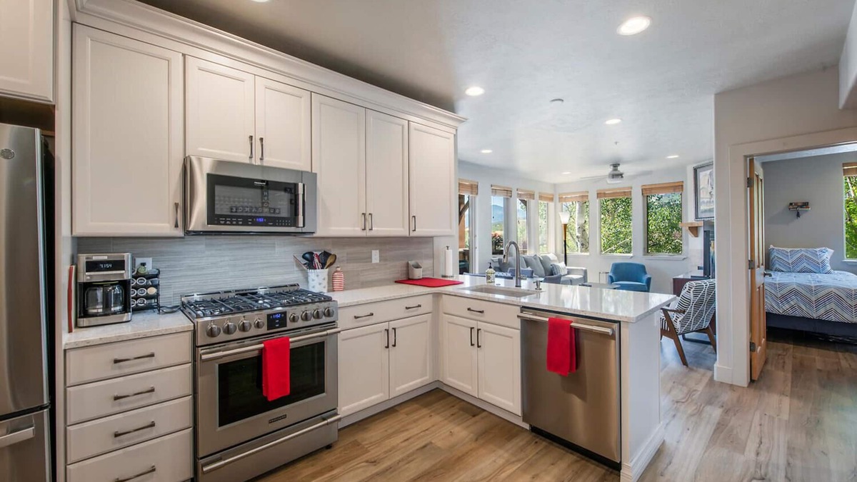 Kimball Junction Condo | Newly renovated 2BD/2BA w/patio - near skiing & shopping - sleeps 6