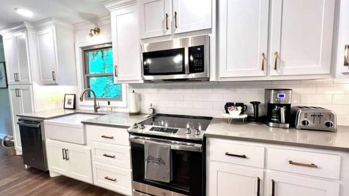 North Florence House | Newly renovated 3 Bed/3 Bath house conveniently located in Florence, AL.