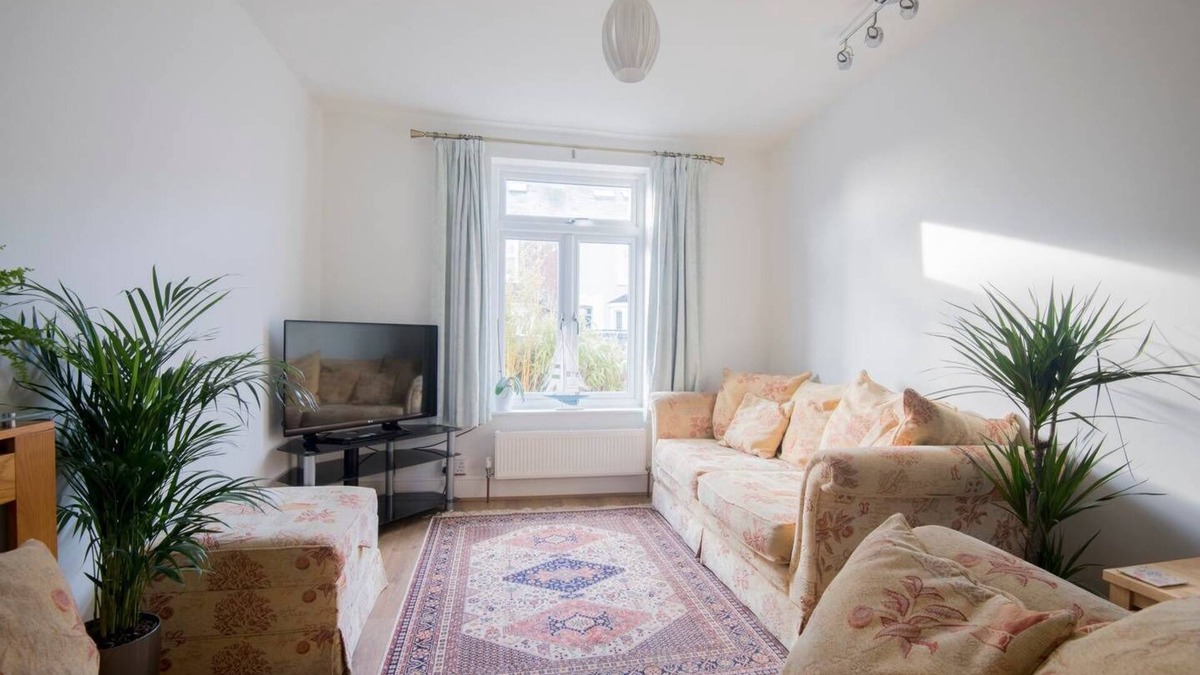 Chichester House | Newly renovated 3 Double Bedroom 5 Bed House with free parking