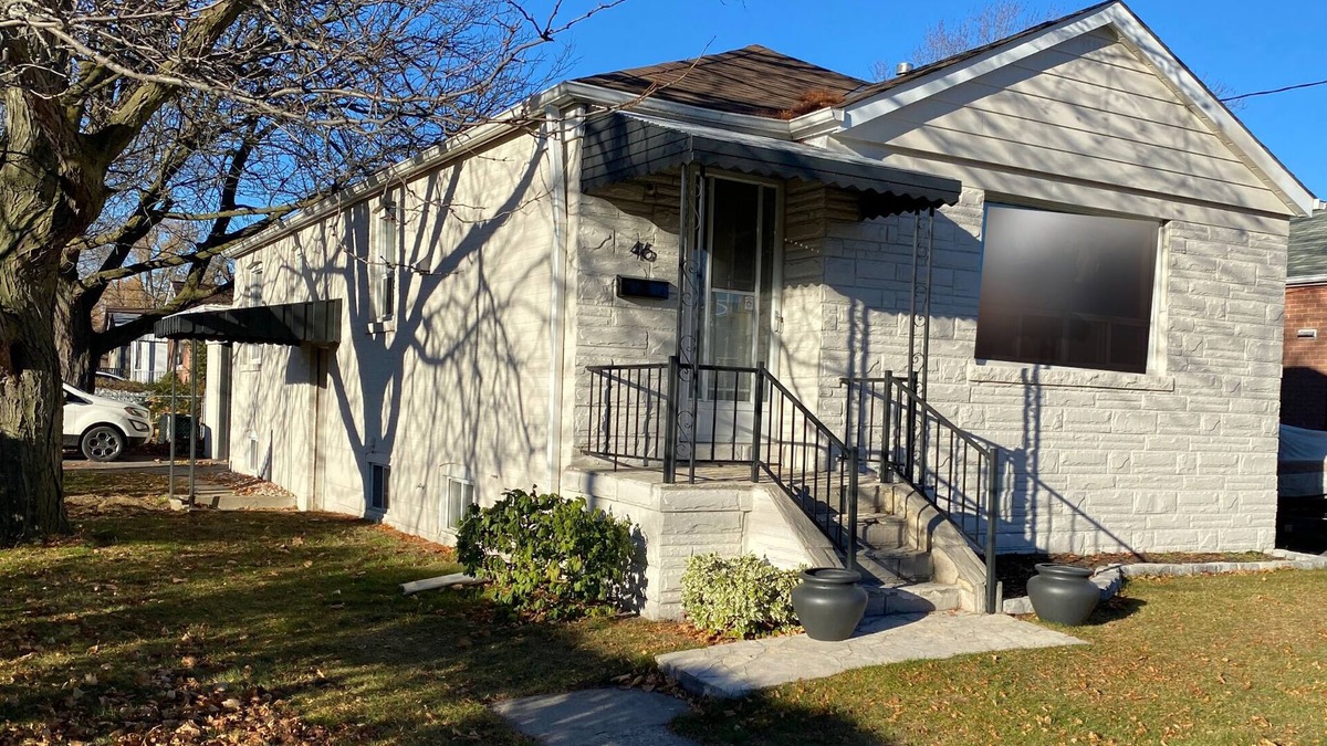 Alderwood House | Newly Renovated 3BR home with parking and wifi - Close to YYZ and dwntwn Toronto