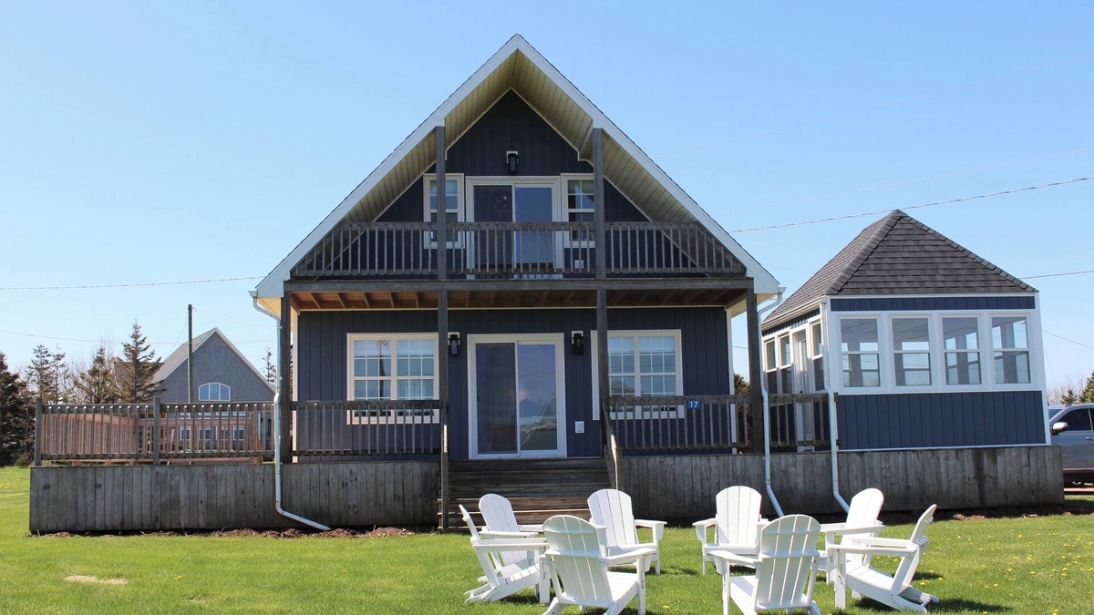 Sea View Cottage | Newly Renovated 4-bedroom Cottage with AC, 4 Minute Walk To The Beach!
