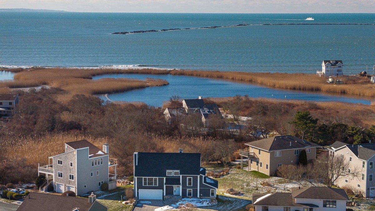 Point Judith House | Newly Renovated 4-bed Beach House in Point Judith - 10/10 Walkability!