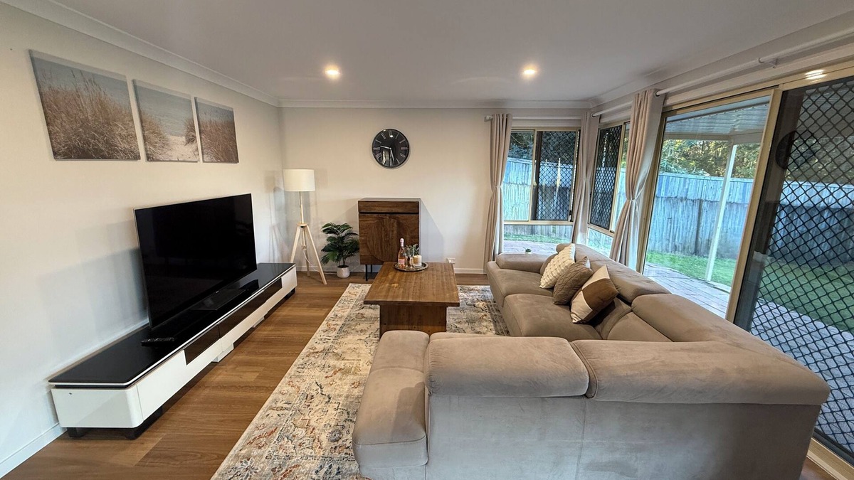 Kuraby House | Newly Renovated 4BR Home Near Transport & Shopping Center