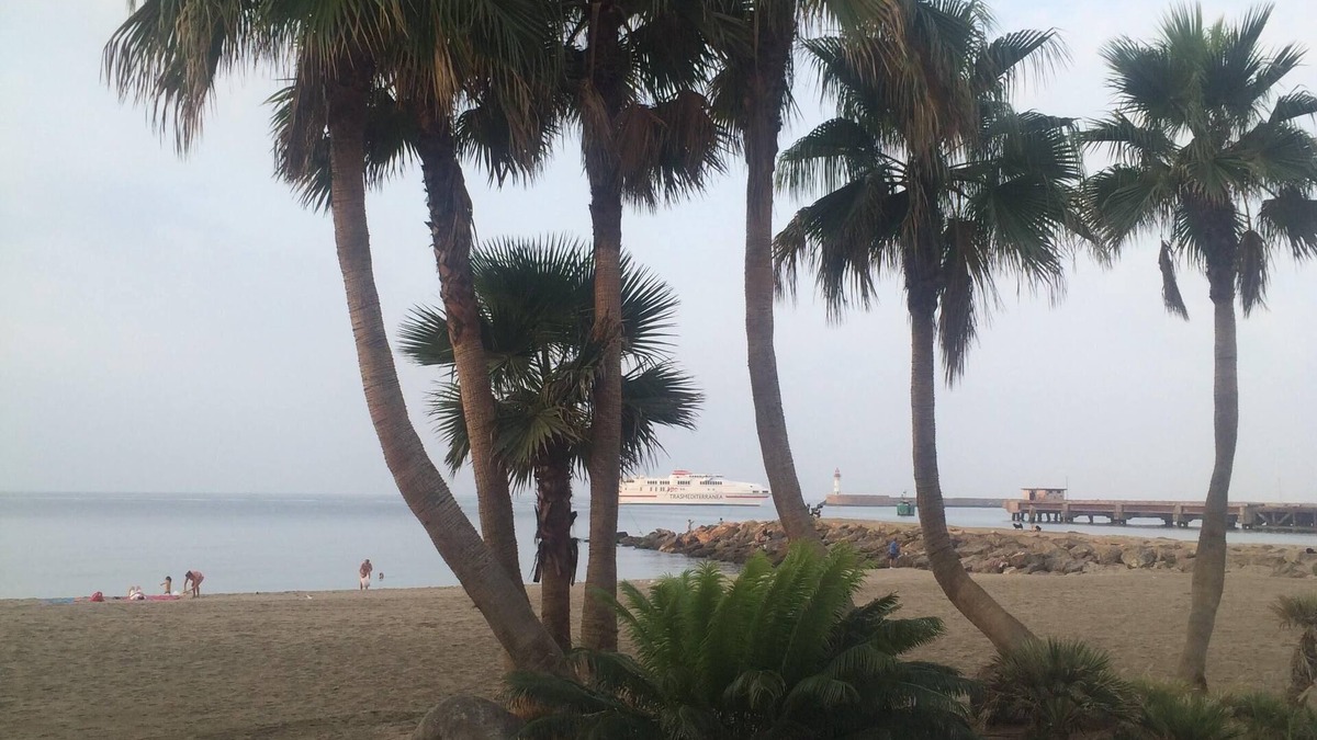 Almeria Condo | Newly renovated apartment 5 minutes from the beach with wifi and AACC.