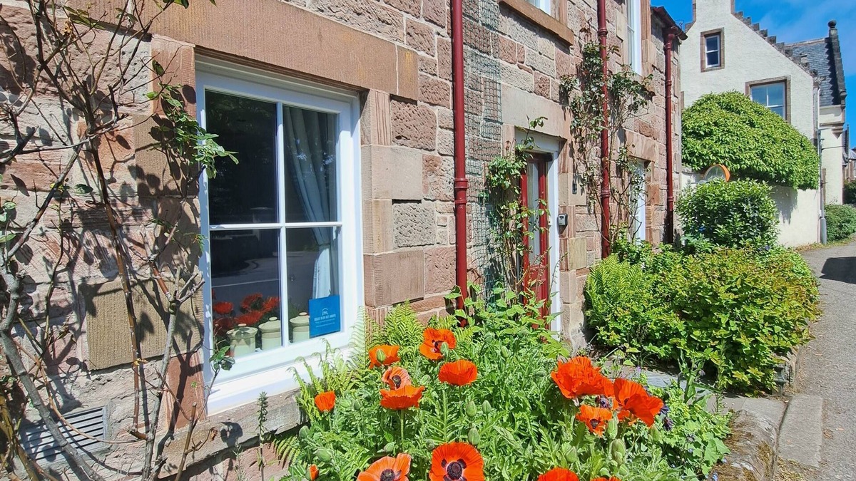 Fortrose Cottage | Newly renovated Character Cottage close to the beach