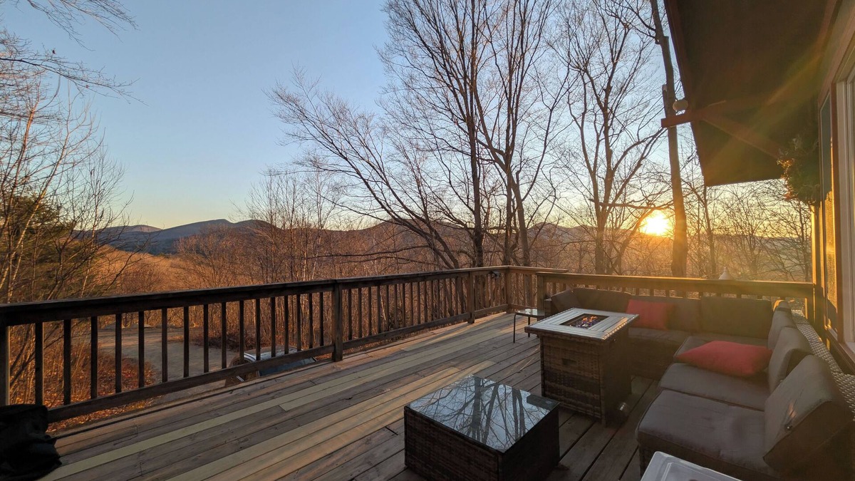 Bartlett Apartment | Newly Renovated Charming 2-bedroom Hillside Chalet Apartment