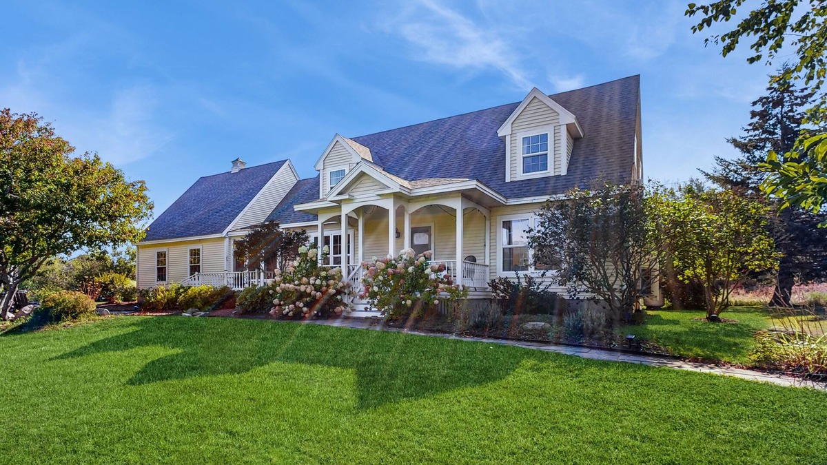 Rockport House | Newly Renovated Charming House with Cozy Fireplace & Outdoor Entertainment Areas