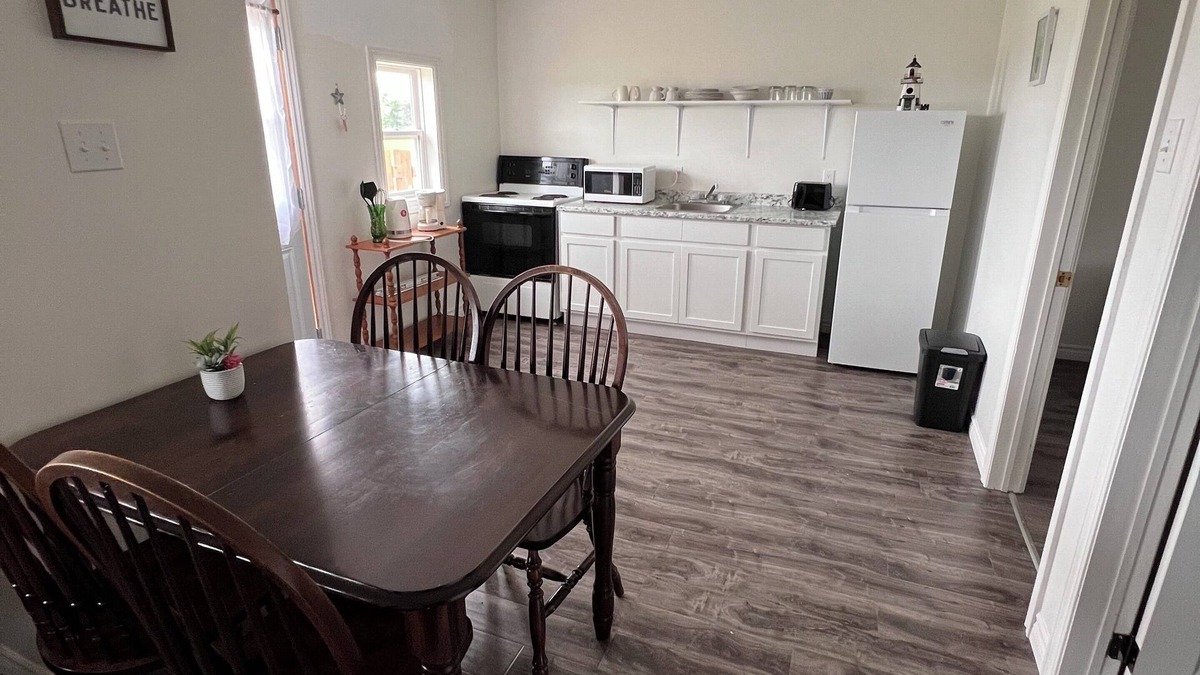 Bayside Cottage | Newly renovated cosy cottage 3 minute walk to the beach.