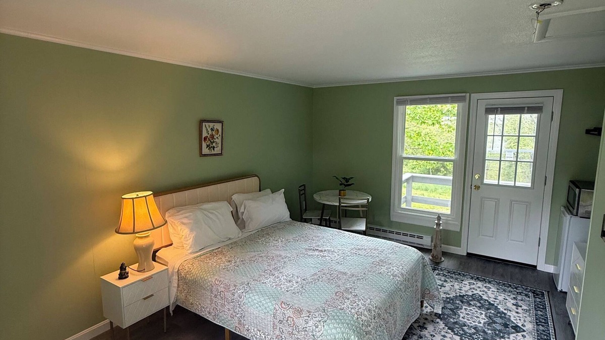 Boothbay Cabin | Newly Renovated Cozy Cove Cabin at White Anchor Inn