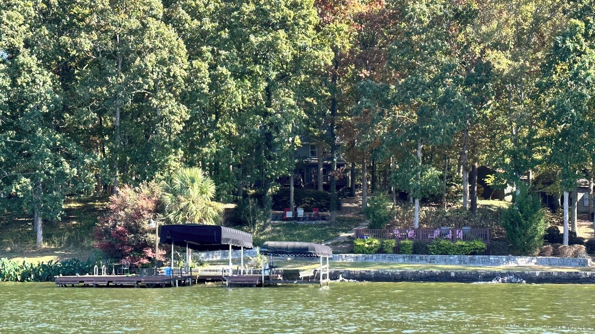 Lake Oconee House | Newly renovated cozy lake house retreat on Lake Oconee, waterfront lot!