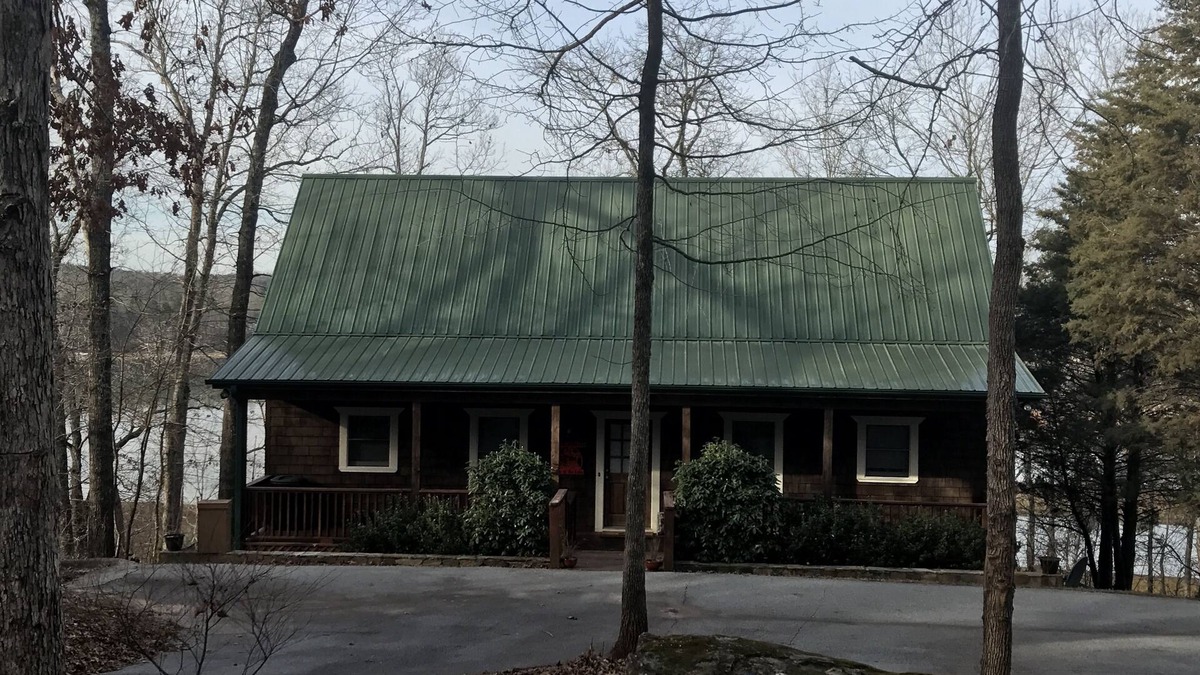 Westminster House | NEWLY RENOVATED DECK! Private lakefront home minutes from Clemson; private dock