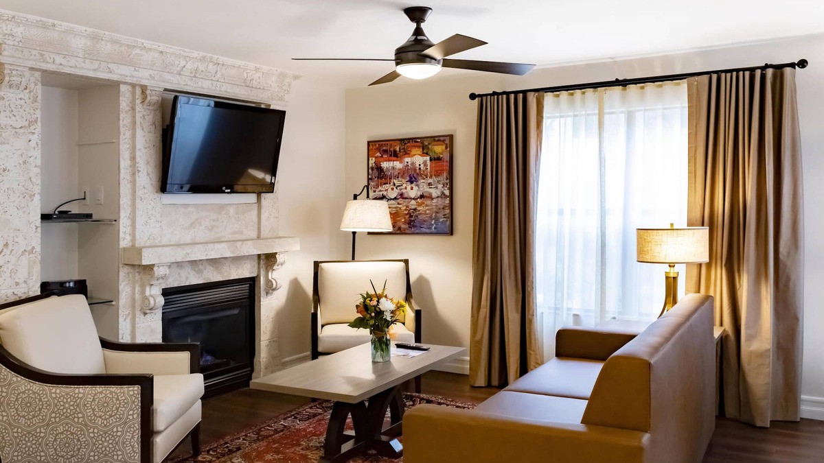 Las Vegas House | Newly Renovated Deluxe Condo Sleeps 4 - Free Shuttle To/From Strip, Outdoor Pool