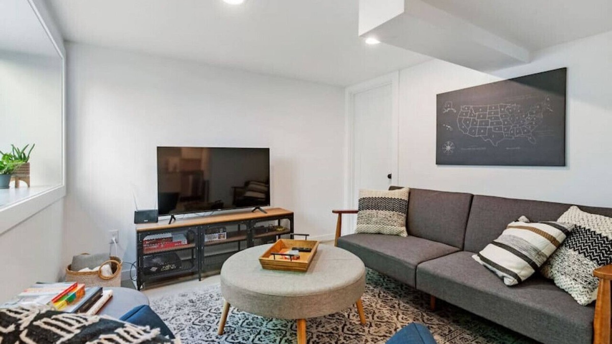 Richmond Apartment | Newly Renovated Hawthorne Retreat- Private Apt!