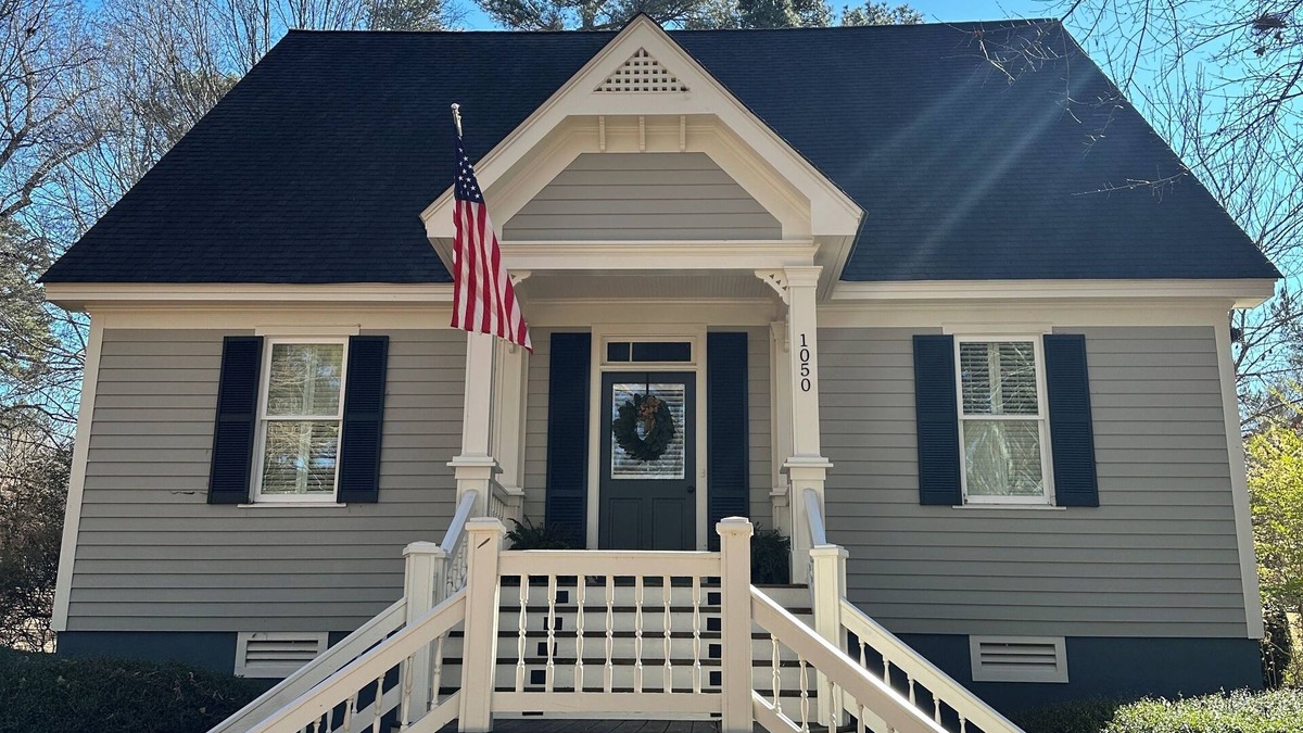 Lake Oconee Cottage | Newly Renovated Lake Access Cottage in Reynolds with Kid's bunks & near Ritz!