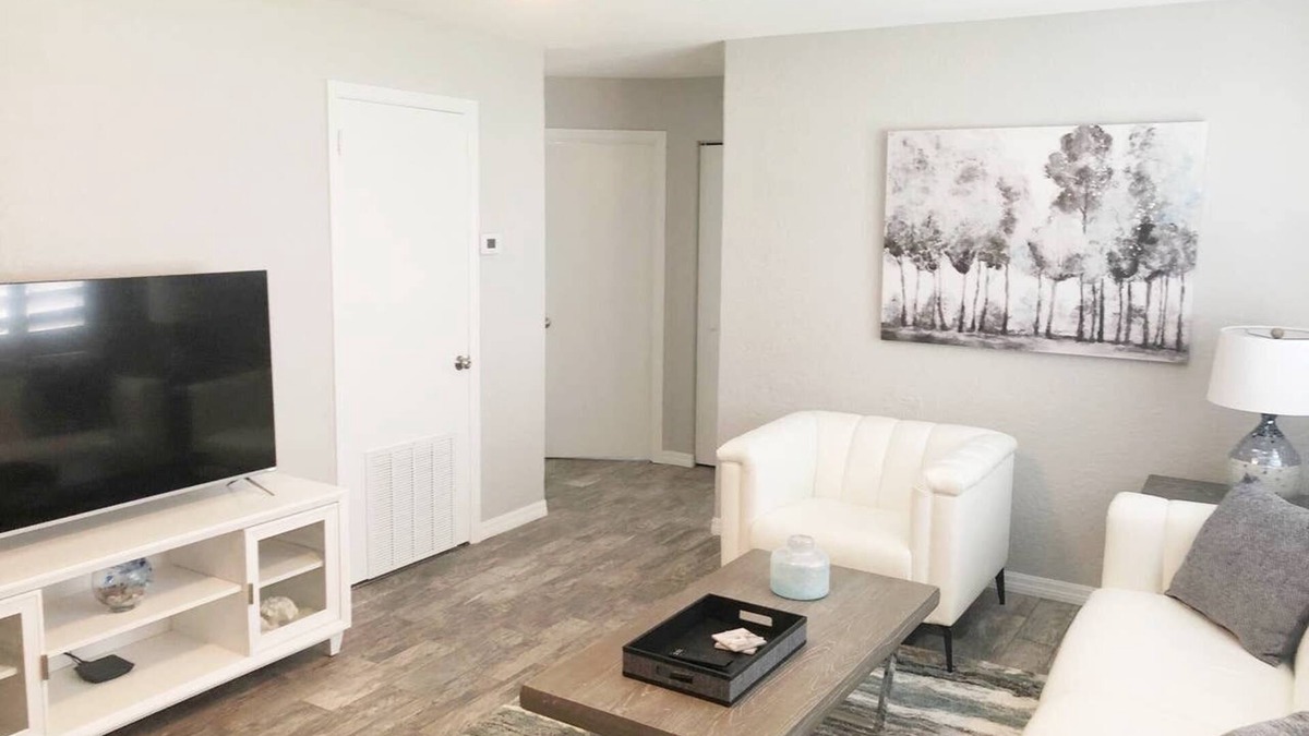 Solana Apartment | Newly Renovated - Modern Apartment - 1 of 4
