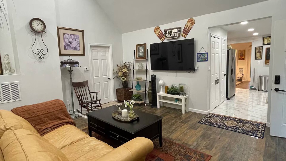 Annandale House | Newly Renovated Modern Bedroom w/Private Bath. Kitchen+Laundry+Free Parking+Yard