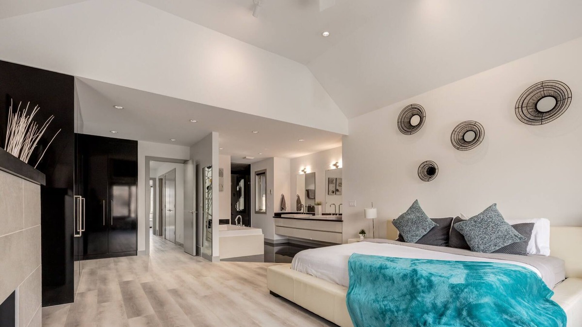 Hillhurst House | Newly Renovated Single Family Home w/Hot Tub, Garage & King Bed