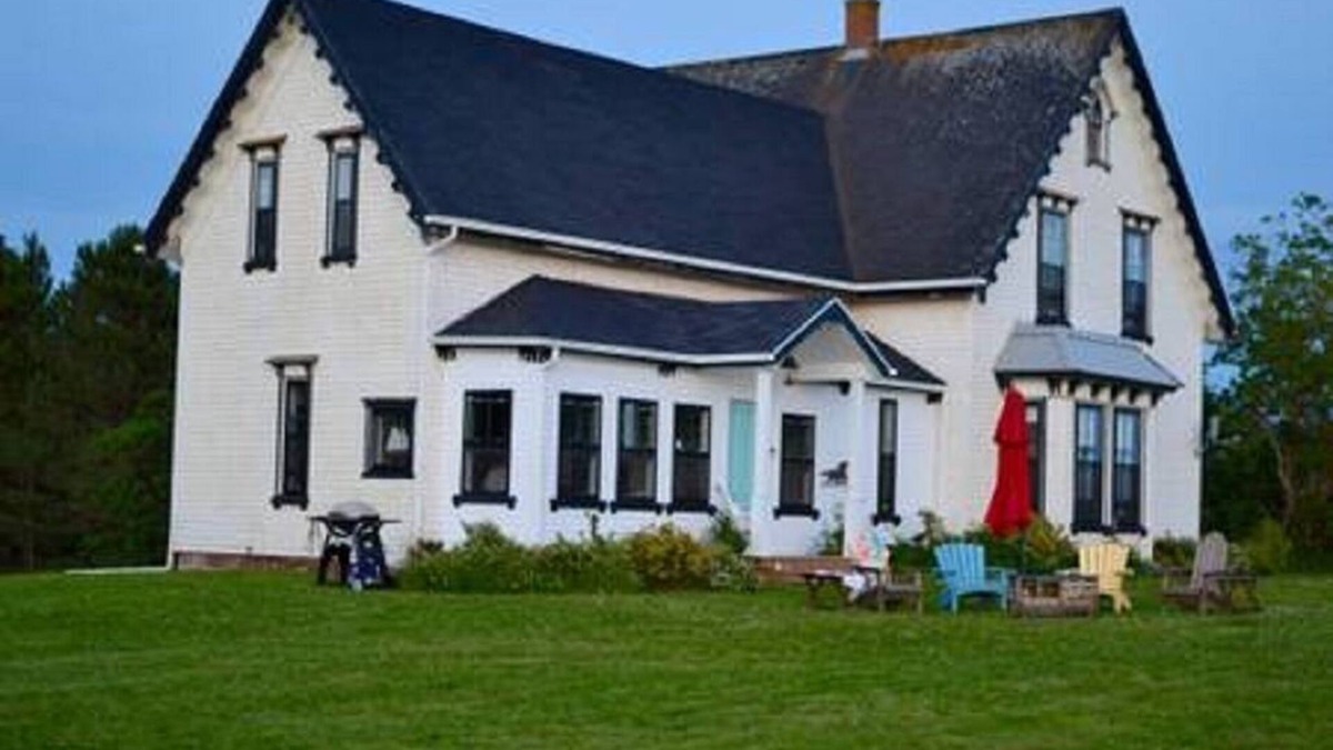 Hamilton House | Newly Renovated, Spacious Oceanfront Farmhouse