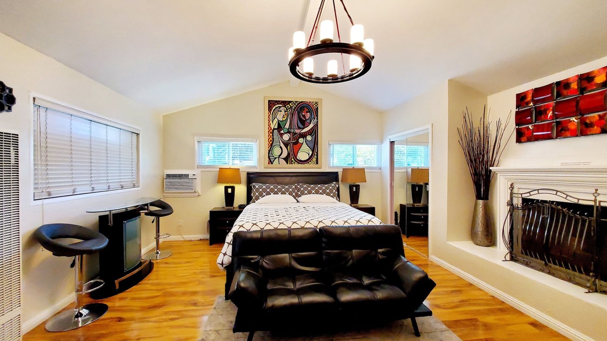 Oak Park House | Newly Renovated Stylish Guest Suite with Exterior Entrance