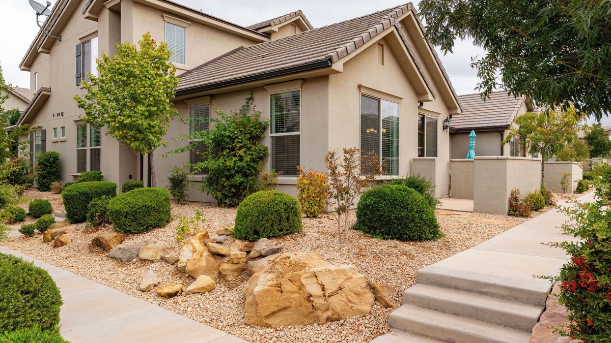 Washington House | Newly Renovated Townhome. Pet Friendly! St. George